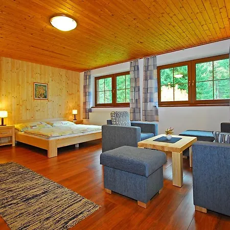 A štúdiá Miroslav