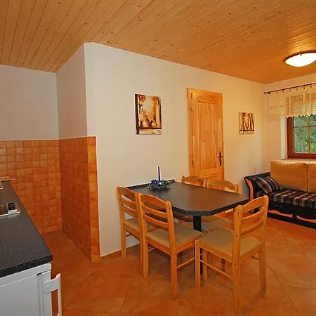 A štúdiá Miroslav